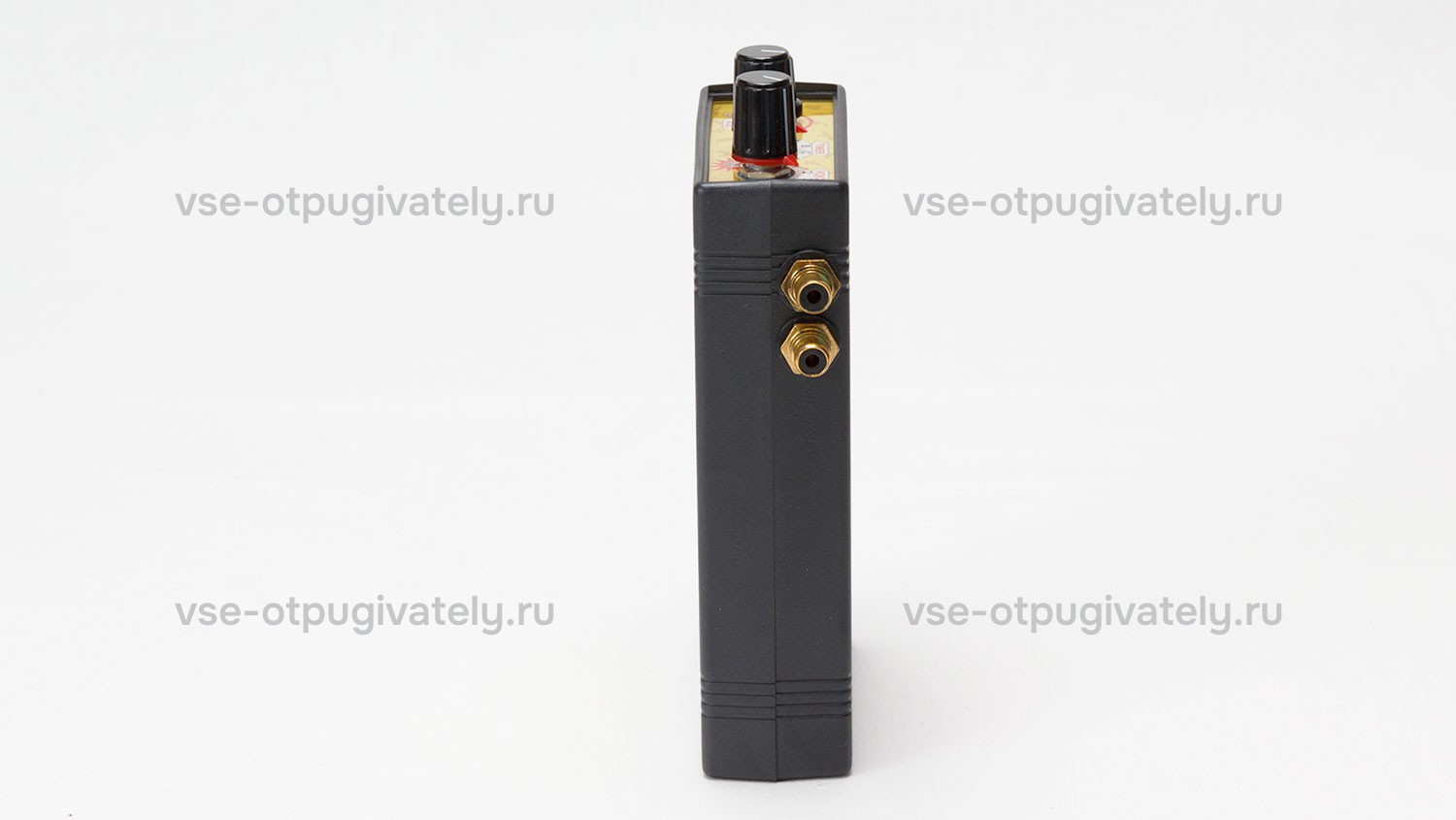 Отпугиватель птиц Коршун 16 — вид сбоку: узкий чёрный корпус блока управления, два золотистых разъёма и ручка регулятора сверху