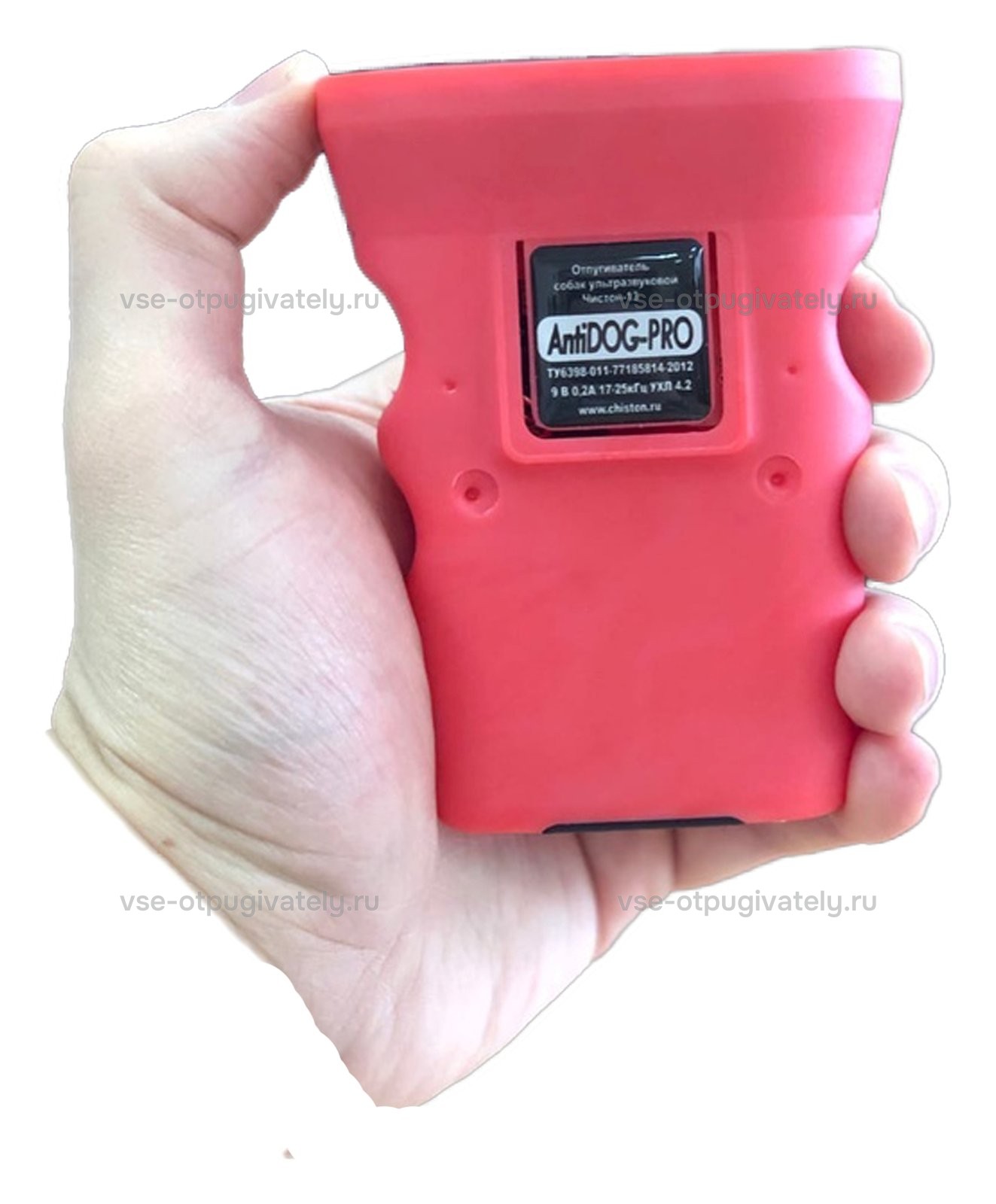 Отпугиватель собак Чистон-13 AntiDOG PRO — прибор в руке: красный корпус с выемками под пальцы и наклейкой AntiDOG-PRO помещается в ладони