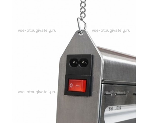 Уничтожитель насекомых Баргузин 7-2×20 — разъём питания и выключатель крупным планом: гнездо кабеля и красная клавиша на стальном торце, сверху цепочка подвеса